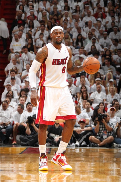 竞彩湃｜热刺主场迎来小蜜蜂，强势维拉能否阻击阿森纳？（竞彩湃｜热刺坐镇主场迎战小蜜蜂，强势维拉能否拦住枪手？）