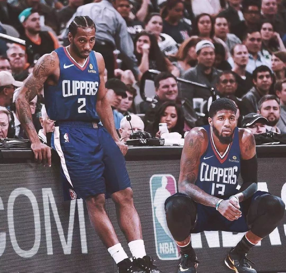 记者：因球迷投掷杂物，塞维主场被罚部分关闭三场且罚款4.5万欧（记者：球迷投掷杂物致塞维主场遭罚部分关闭3场并罚4.5万欧）