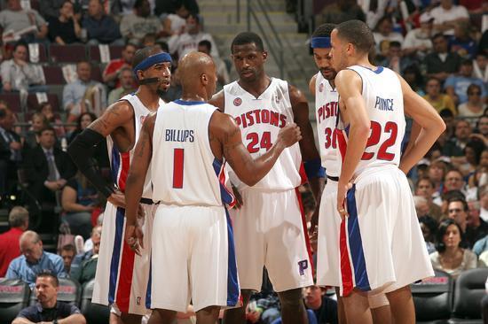 曼联考虑签下巴莱巴，期待填补中场空缺，暂无戈麦斯交易计划。（曼联有意引进巴莱巴补强中场，戈麦斯转会暂不推进）