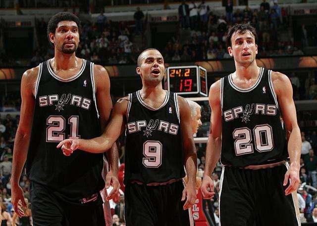 欧文突破防守连续得分（欧文强突防线连取分）