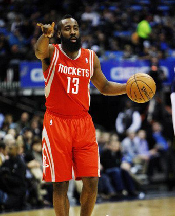 核心球员复出 带队重回胜轨（当家球星回归 率队重返胜轨）