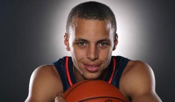 约基奇狂飙40+9+8！单节7中7轰19分太无解 率掘金23分逆转老鹰（约基奇轰40+9+8：单节7中7砍19分，掘金完成23分大逆转擒老鹰）